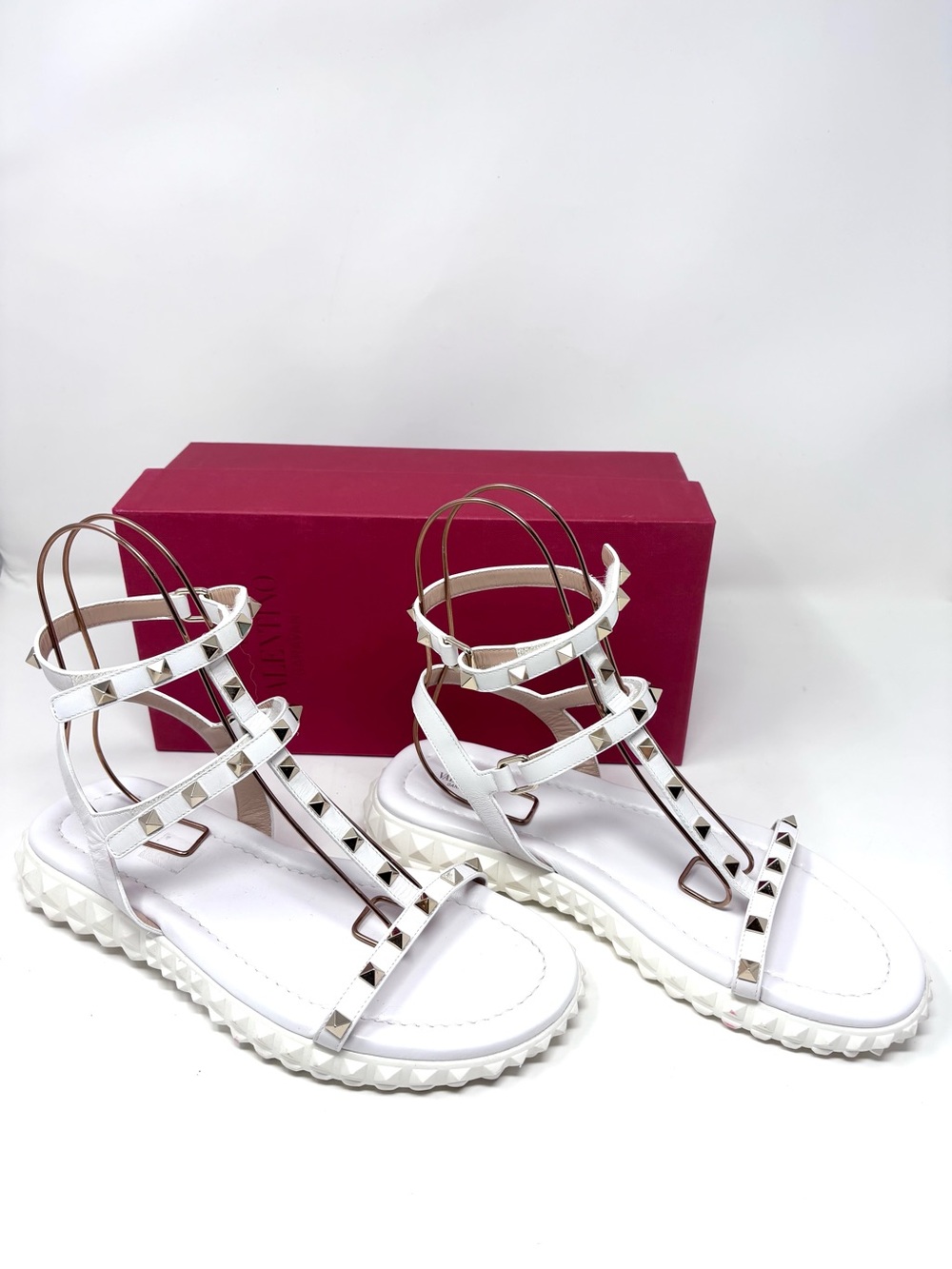 Valentino Garavani Free Rockstud White Leather Gladiator Sandals Studded Flat 40